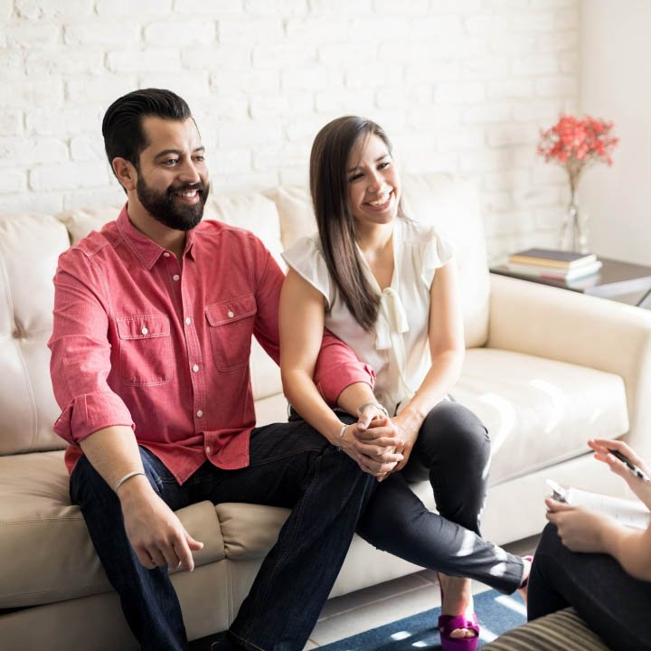 A terapia familiar auxilia famílias a superar conflitos, melhorando a comunicação e fortalecendo os relacionamentos. Com o apoio de um terapeuta, os membros da família aprendem a lidar com desafios emocionais e a criar um ambiente mais saudável e unido.